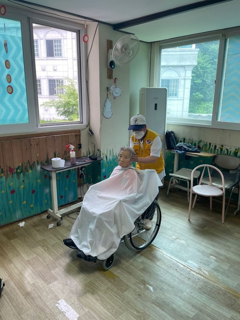 이미용서비스로 어르신들의 몸단장을 새로이 하였습니다. (2024. 06. 25)