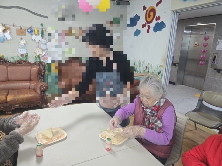 샌드위치 만들기 프로그램 활동입니다. (2025. 11. 24)