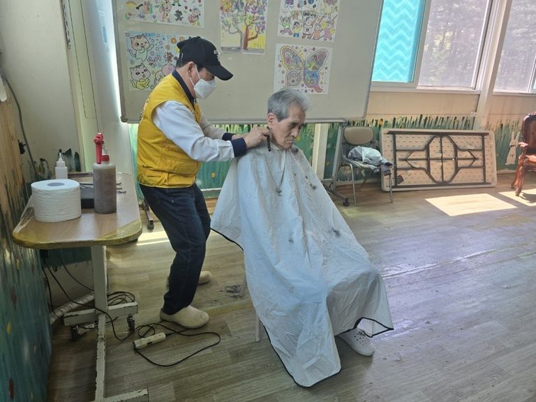 이미용 서비스로 어르신들의 몸단장을 새로이 하였습니다. (2025. 04. 29)