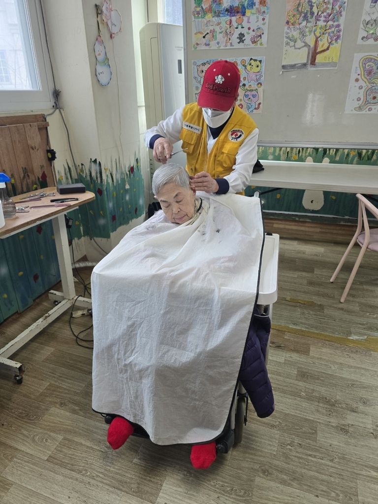 이미용서비스로 어르신들의 몸단장을 새로이 하였습니다. (2025. 03. 25)