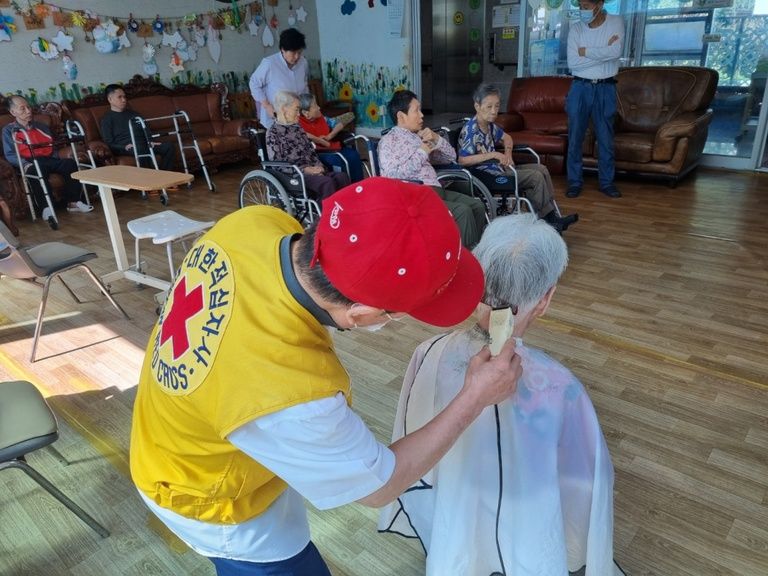 이미용 서비스로 어르신들의 몸단장을 새로이 하였습니다. (2024. 09. 24)