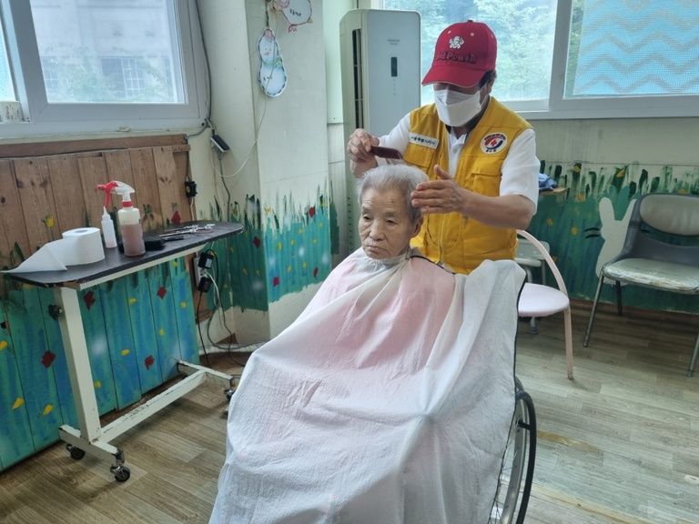 이미용 서비스로 어르신들의 몸단장을 새로이 하였습니다. (2024. 07. 23)