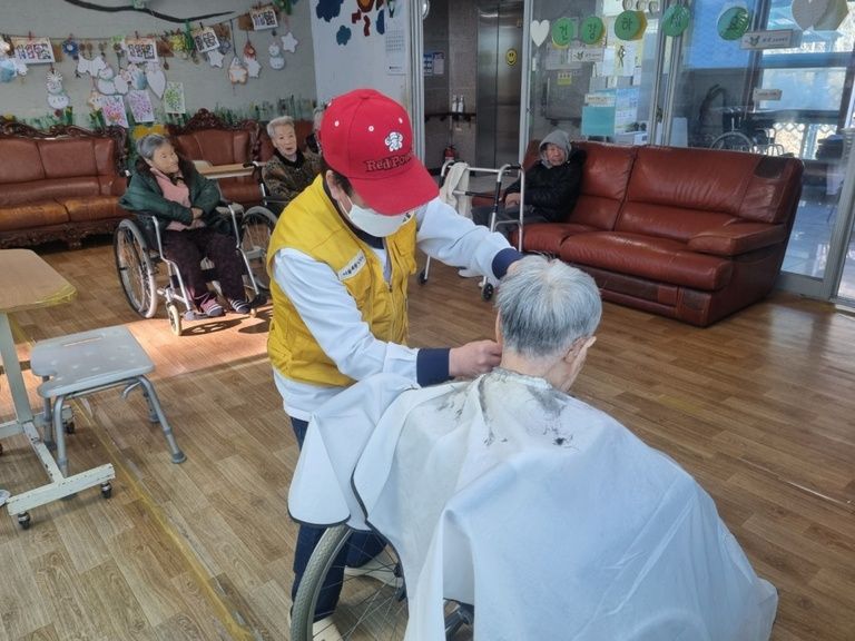 이미용 서비스로 어르신들의 몸단장을 새로이 하였습니다. (2024. 12. 30)