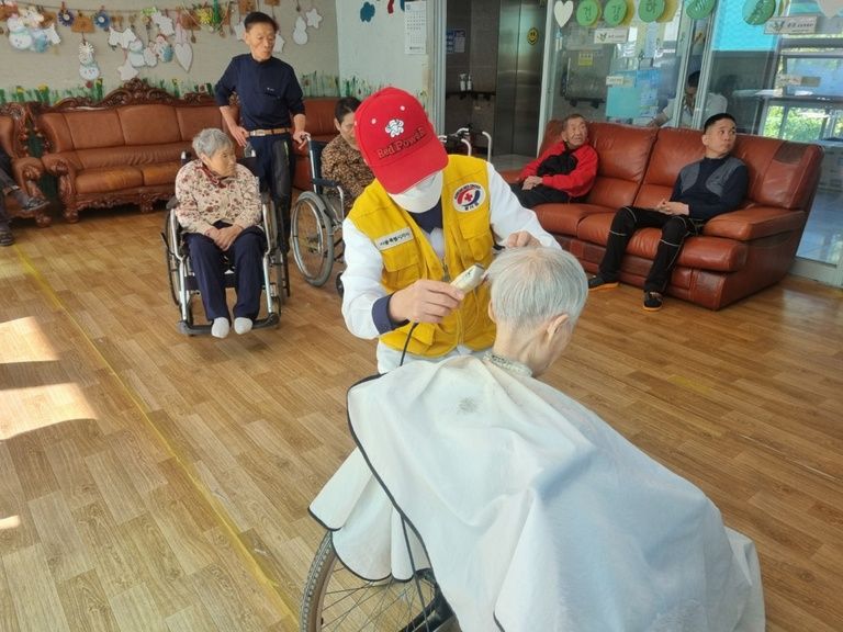 이미용서비스로 어르신들의 몸단장을 새로이 하였습니다. (2024. 10. 24)